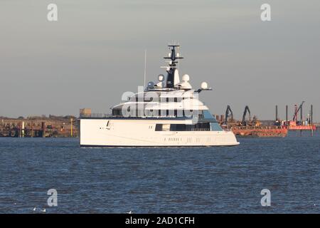 Gravesend, Grossbritannien. 3. Dezember, 2019. Atemberaubende 109 Meter langen Superyacht Bravo Eugenia in Gravesend Segeln bis die Themse heute. Das luxuriöse Schiff wurde im Jahr 2018 durch Oceanco mit einem aussendesign von nuvolari Lenard und einen Innenraum von Reymond Langton. Es ist berichtet worden, dass die Yacht kosten Dally Cowboys besitzer Jerry Jones $ 225 Millionen und ist nach seiner Frau Eugenia benannt. Credit: Rob Powell/Alamy leben Nachrichten Stockfoto