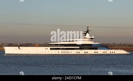 Gravesend, Grossbritannien. 3. Dezember, 2019. Atemberaubende 109 Meter langen Superyacht Bravo Eugenia in Gravesend Segeln bis die Themse heute. Das luxuriöse Schiff wurde im Jahr 2018 durch Oceanco mit einem aussendesign von nuvolari Lenard und einen Innenraum von Reymond Langton. Es ist berichtet worden, dass die Yacht kosten Dally Cowboys besitzer Jerry Jones $ 225 Millionen und ist nach seiner Frau Eugenia benannt. Credit: Rob Powell/Alamy leben Nachrichten Stockfoto