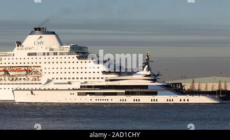 Gravesend, Grossbritannien. 3. Dezember, 2019. Atemberaubende 109 Meter langen Superyacht Bravo Eugenia in Gravesend Segeln bis die Themse heute. Das luxuriöse Schiff wurde im Jahr 2018 durch Oceanco mit einem aussendesign von nuvolari Lenard und einen Innenraum von Reymond Langton. Es ist berichtet worden, dass die Yacht kosten Dally Cowboys besitzer Jerry Jones $ 225 Millionen und ist nach seiner Frau Eugenia benannt. Credit: Rob Powell/Alamy leben Nachrichten Stockfoto