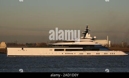 Gravesend, Grossbritannien. 3. Dezember, 2019. Atemberaubende 109 Meter langen Superyacht Bravo Eugenia in Gravesend Segeln bis die Themse heute. Das luxuriöse Schiff wurde im Jahr 2018 durch Oceanco mit einem aussendesign von nuvolari Lenard und einen Innenraum von Reymond Langton. Es ist berichtet worden, dass die Yacht kosten Dally Cowboys besitzer Jerry Jones $ 225 Millionen und ist nach seiner Frau Eugenia benannt. Credit: Rob Powell/Alamy leben Nachrichten Stockfoto