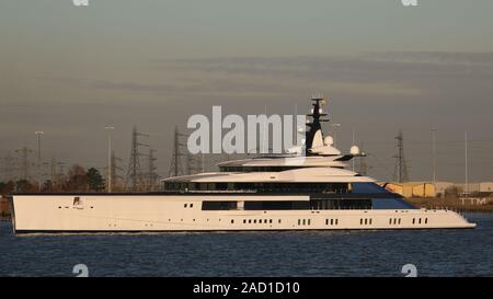 Gravesend, Grossbritannien. 3. Dezember, 2019. Atemberaubende 109 Meter langen Superyacht Bravo Eugenia in Gravesend Segeln bis die Themse heute. Das luxuriöse Schiff wurde im Jahr 2018 durch Oceanco mit einem aussendesign von nuvolari Lenard und einen Innenraum von Reymond Langton. Es ist berichtet worden, dass die Yacht kosten Dally Cowboys besitzer Jerry Jones $ 225 Millionen und ist nach seiner Frau Eugenia benannt. Credit: Rob Powell/Alamy leben Nachrichten Stockfoto