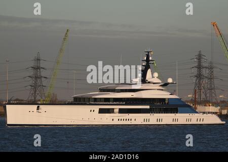 Gravesend, Grossbritannien. 3. Dezember, 2019. Atemberaubende 109 Meter langen Superyacht Bravo Eugenia in Gravesend Segeln bis die Themse heute. Das luxuriöse Schiff wurde im Jahr 2018 durch Oceanco mit einem aussendesign von nuvolari Lenard und einen Innenraum von Reymond Langton. Es ist berichtet worden, dass die Yacht kosten Dally Cowboys besitzer Jerry Jones $ 225 Millionen und ist nach seiner Frau Eugenia benannt. Credit: Rob Powell/Alamy leben Nachrichten Stockfoto