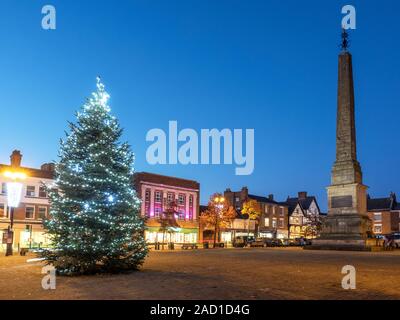 Weihnachtsbaum und Ripon Obelisk auf dem Markt in der Dämmerung Ripon North Yorkshire England Stockfoto