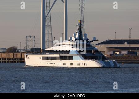 Gravesend, Grossbritannien. 3. Dezember, 2019. Atemberaubende 109 Meter langen Superyacht Bravo Eugenia in Gravesend Segeln bis die Themse heute. Das luxuriöse Schiff wurde im Jahr 2018 durch Oceanco mit einem aussendesign von nuvolari Lenard und einen Innenraum von Reymond Langton. Es ist berichtet worden, dass die Yacht kosten Dally Cowboys besitzer Jerry Jones $ 225 Millionen und ist nach seiner Frau Eugenia benannt. Credit: Rob Powell/Alamy leben Nachrichten Stockfoto