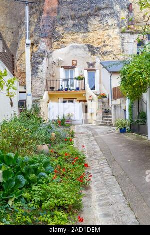 Amboise, Frankreich - 16. Oktober 2019: Malerische kleine Cave House in Ambose in Frankreich Stockfoto