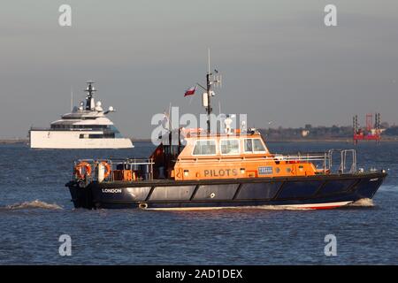 Gravesend, Grossbritannien. 3. Dezember, 2019. Atemberaubende 109 Meter langen Superyacht Bravo Eugenia in Gravesend Segeln bis die Themse heute. Das luxuriöse Schiff wurde im Jahr 2018 durch Oceanco mit einem aussendesign von nuvolari Lenard und einen Innenraum von Reymond Langton. Es ist berichtet worden, dass die Yacht kosten Dally Cowboys besitzer Jerry Jones $ 225 Millionen und ist nach seiner Frau Eugenia benannt. Credit: Rob Powell/Alamy leben Nachrichten Stockfoto