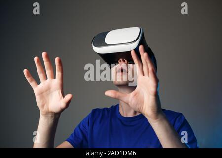 Junger Mann mit einem VR-Googles. Stockfoto