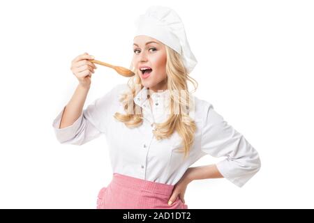 Koch Frau Verkostung Essen vom Löffel aus Holz Stockfoto