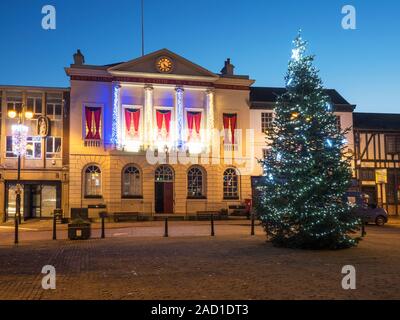 Weihnachtsbaum auf dem Marktplatz und das Rathaus in Ripon North Yorkshire England Stockfoto