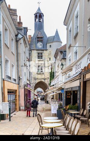 Amboise, Frankreich - 16. Oktober 2019: Touristische aufwachen entlang der Eingangstor mit Uhrturm in der Alten historiic Stadt Zentrum von Amboise Stockfoto