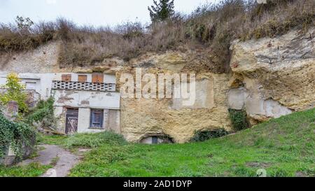 Amboise, Frankreich - 16. Oktober 2019: Malerische kleine Cave House in Ambose in Frankreich Stockfoto