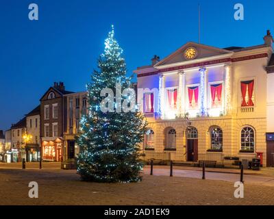 Weihnachtsbaum auf dem Marktplatz und das Rathaus in Ripon North Yorkshire England Stockfoto