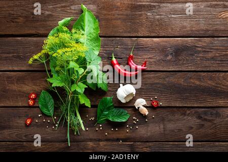 Beizen, Gurken Zutaten, Kräuter, Gewürze, Draufsicht, rustikalen Stil Stockfoto