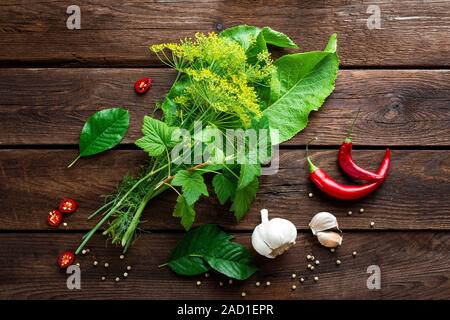 Beizen, Gurken Zutaten, Kräuter, Gewürze, Draufsicht, rustikalen Stil Stockfoto