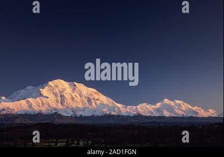 Denali und Mount Foraker in der Dämmerung/Denali National Park, Alaska Stockfoto