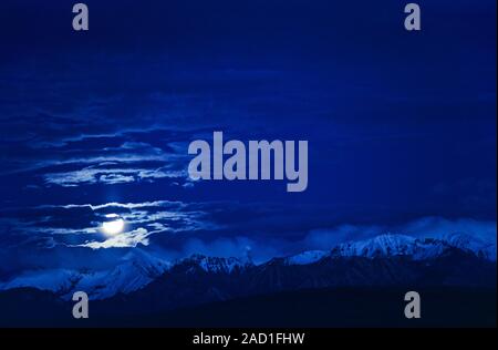 Vollmond über der Alaska Range/Denali National Park, Alaska Stockfoto