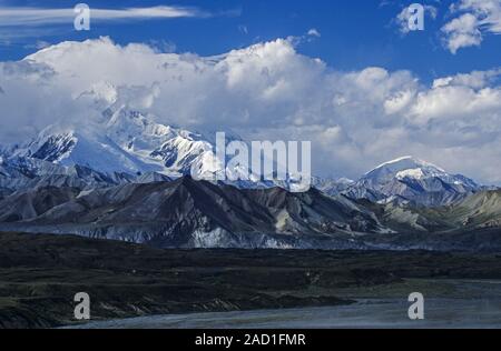 Denali und Mount Foraker zwischen Wolken/Denali National Park, Alaska Stockfoto