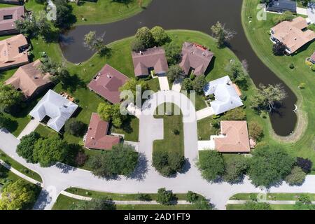 Aus der Vogelperspektive einen cul de sac mit Teich in einem Vorort, Northbrook, IL. USA Stockfoto