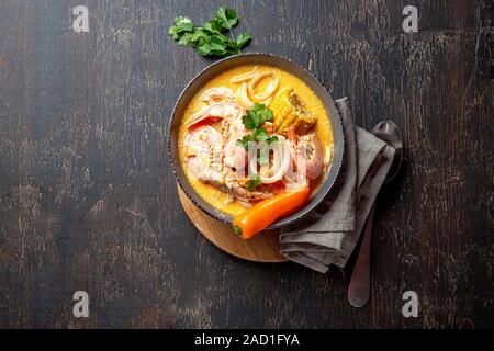 Peruanische Meeresfrüchtesuppe Chupe de Camarones in grau Schüssel, Ansicht von oben Stockfoto