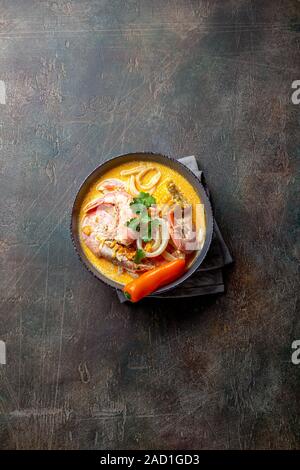 Peruanische Meeresfrüchtesuppe Chupe de Camarones in grau Schüssel, Ansicht von oben Stockfoto