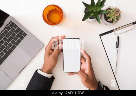 Menschen mit leeren smartphone Anzug auf der Arbeitsplatz Schreibtisch Stockfoto