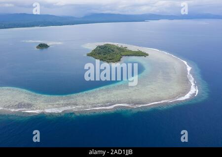 Die Vogelperspektive zeigt die tropischen pazifischen Ozean Waschen auf den Rand eines Korallenriffs Steilwand entlang der Küste von New Britain, Papua Neu Guinea. Stockfoto