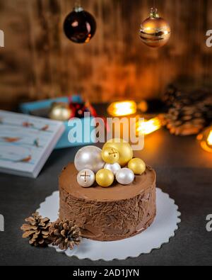 Weihnachten Schokoladenkuchen mit Karamell auf hölzernen Hintergrund Stockfoto