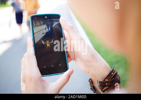 Moskau, Russland - August, 02: Android-Nutzer spielen in Pokemon Go augmented Reality Handyspiel auf Smartphone. Stockfoto