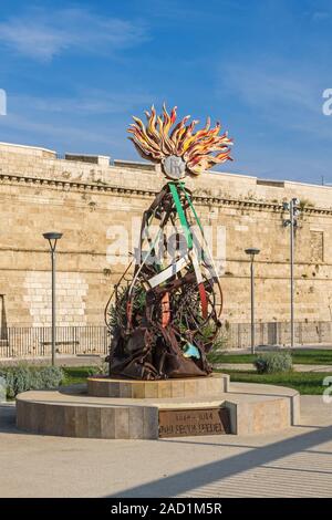 Civitavecchia, Italien - Oktober 30, 2019: Mauer der Festung Michelangelo mit einem Denkmal an die Carabinieri, die Gendarmerie von Italien Stockfoto