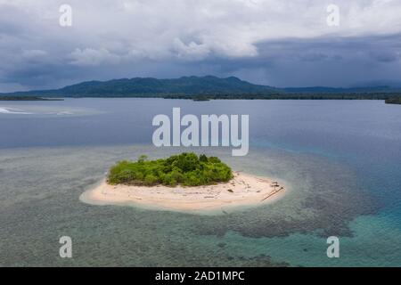 Die Vogelperspektive zeigt die tropischen pazifischen Ozean auf einem entfernten, idyllische Insel südlich von New Britain, Papua Neu Guinea. Stockfoto