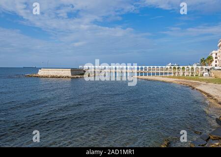 Pirgo Strand im Zentrum von Civitavecchia zwischen der Promenade vom Largo Caprera und das Borgo Odescalchi und Plattform der Pirgo mit seinen pedest Stockfoto