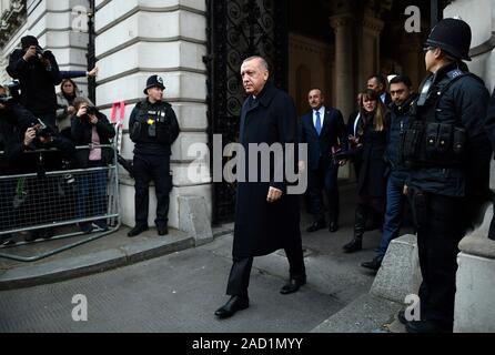 Türkischen Präsidenten Recep Tayyip Erdogan kommt für ein Treffen mit dem Ministerpräsidenten Boris Johnson bei 10 Downing Street London, als Staats- und Regierungschefs der NATO-Mitglieder sammeln bis 70 Jahre der Allianz. Stockfoto