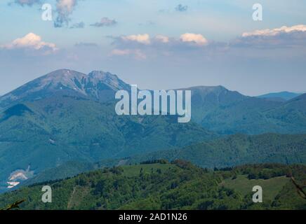 Krivanska Mala Fatra Gebirge mit Velky Rozsutec, Stoh und Osnica hils von klak Hügel in Velka Fatra Gebirge in der Slowakei Stockfoto