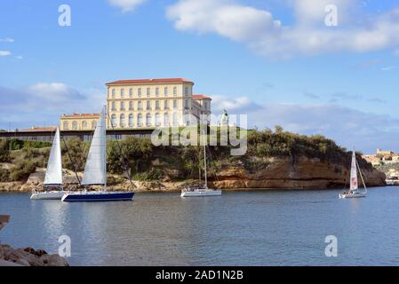 Yachten Verlassen der Vieux Port, der alte Hafen, & Palais du Pharo (1858) oder Pharo Palace & Garten oder Gärten Marseille Provence Frankreich Stockfoto