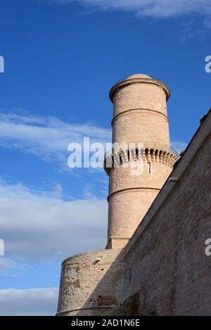 Die historische Tour du Fanal (1644) oder Fanal Turm, Teil des Fort Saint Jean oder Fort Saint-Jean Marseille Provence Frankreich Stockfoto