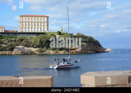 Yacht Verlassen der Vieux Port, der alte Hafen, & Palais du Pharo (1858) oder Pharo Palace & Garten oder Gärten Marseille Provence Frankreich Stockfoto