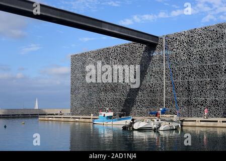 Yachtcharter & traditionellen Fischerboot, ein pointu, angelegte vor MUCEM Museum der Zivilisationen de l'Europe et de la Méditerranée (2013) Marseille Frankreich Stockfoto