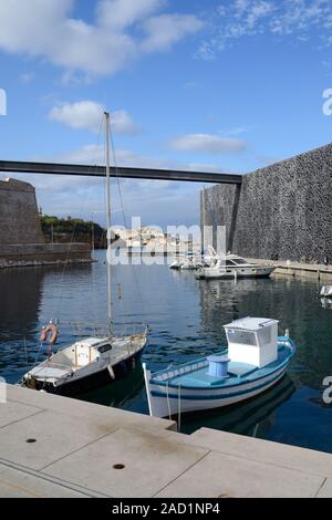 Neue Hafen mit Fischerbooten und Moderne MUCEM Museum & (nach links) Fort Saint Jean am Eingang zum Vieux Port Marseille Provence Frankreich Stockfoto