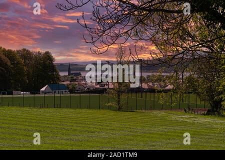 Blick über die Dächer von Largs über den Fluss Clyde in der Arran Hügel schlafende Krieger in die dunstige Ferne. Stockfoto