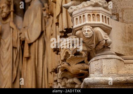 Detail der Steinbildhauerei in der Arch Eintritt zur Kathedrale Notre Dame d'Amiens, Picardie, Frankreich Stockfoto