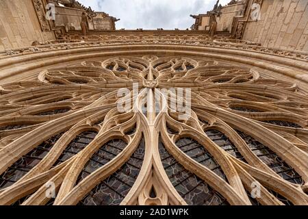 Die geschnitzten Glasmalerei Rosette der Kathedrale Notre Dame d'Amiens, Picardie, Frankreich. Stockfoto