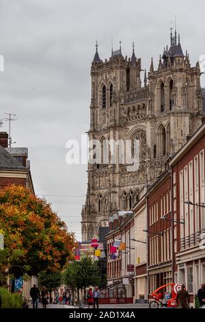 Kathedrale de Notre Verdammt d'Amiens in der Picardie, Frankreich. Feine mittelalterliche Architektur, von der Straße aus gesehen. Stockfoto