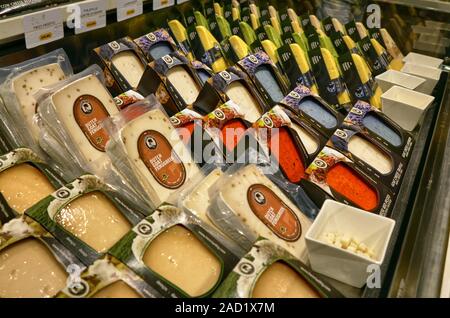 Amsterdam, Holland, August 201. Holländischen Käse Formen: auf Regalen angezeigt, ziehen Sie die Aufmerksamkeit der Kunden mit ihren vielfältigen Farben. Stockfoto