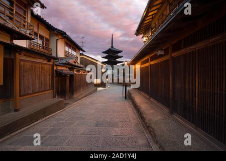 Kyoto, Japan - 4. November 2018: Yasaka Pagode und Hokan-ji-Tempel bei Sonnenuntergang, einem Tempel in einem traditionellen japanischen Straße im Stadtteil Gion, Kyoto Stockfoto