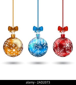 Weihnachten mehrfarbige Kugeln mit Bogen auf weißem Hintergrund Stockfoto