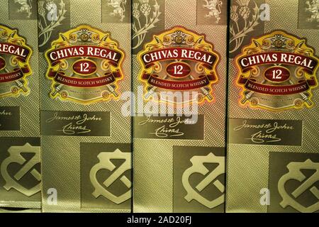 In Tjumen, Russland - avg 25, 2019: Produkte von SB-Verkauf Chivas Regal Getränke im Store Metro Cash und Carry. Chivas Regal Alkohol store Verkauf Stockfoto