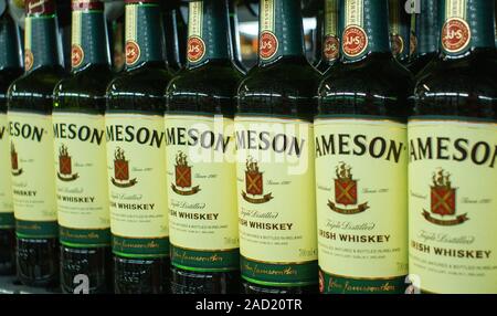 In Tjumen, Russland - avg 25, 2019: Produkte von SB-Verkauf jameson Getränke im Store Metro Cash und Carry. Jameson Whiskey Spirituosen Verkauf store Stockfoto