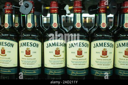 In Tjumen, Russland - avg 25, 2019: Produkte von SB-Verkauf jameson Getränke im Store Metro Cash und Carry. Jameson Whiskey Spirituosen Verkauf store Stockfoto