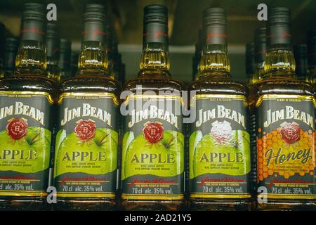 In Tjumen, Russland - avg 25, 2019: Produkte von SB-Verkauf Jim Beam Getränke im Store Metro Cash und Carry. Jim Beam whiskey Apple Verkauf in den Sto Stockfoto