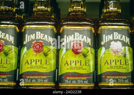 In Tjumen, Russland - avg 25, 2019: Produkte von SB-Verkauf Jim Beam Getränke im Store Metro Cash und Carry. Jim Beam whiskey Apple Verkauf in den Sto Stockfoto